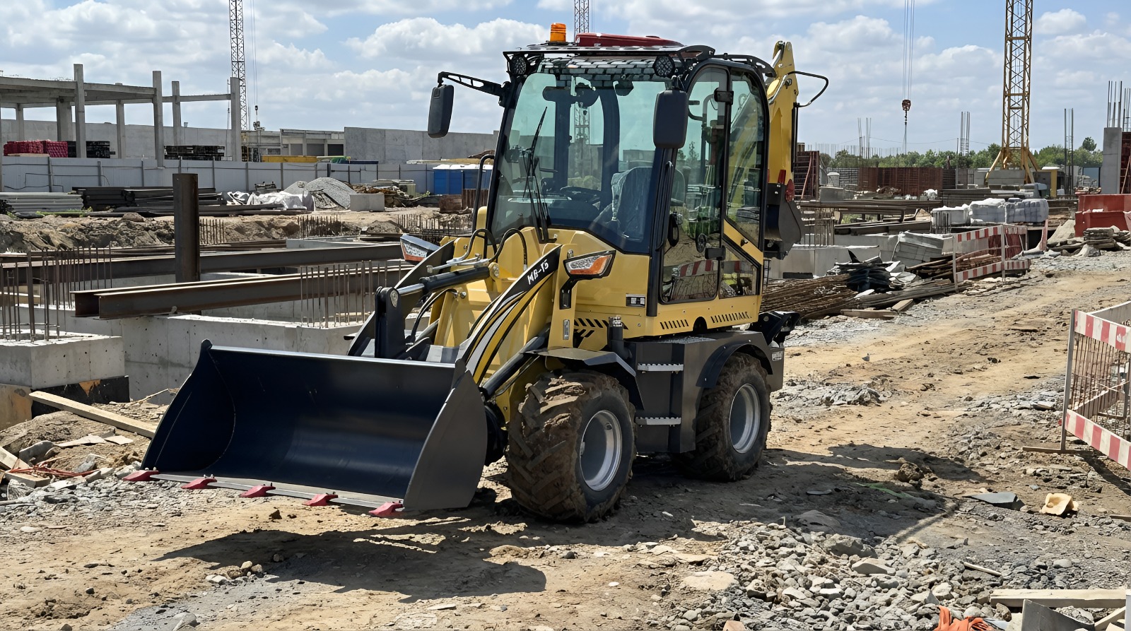 Mini retroescavadeira MR-15 da KRD Equipamentos em canteiro de obras